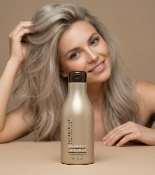 Γυναίκα με γκρίζα μαλλιά που κρατά ένα μπουκάλι σαμπουάν σε μπεζ φόντο