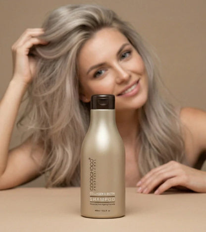 Γυναίκα με γκρίζα μαλλιά που κρατά ένα μπουκάλι σαμπουάν σε μπεζ φόντο